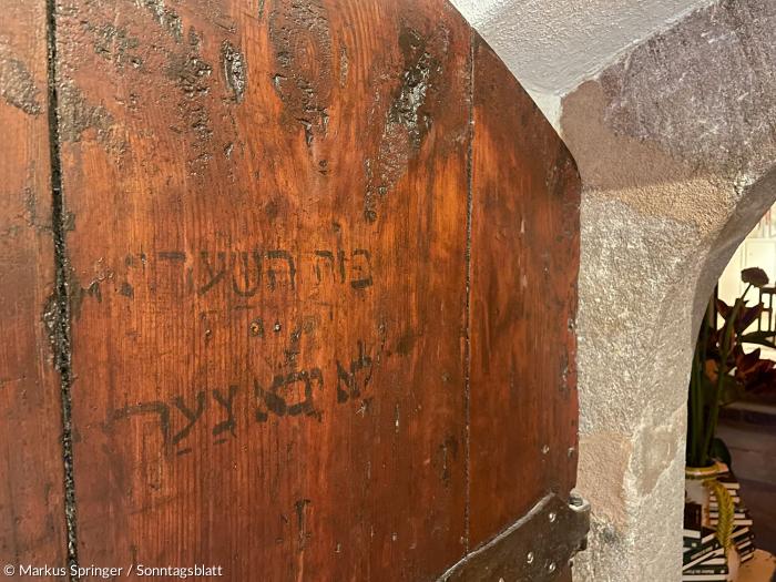 "An dieses Tor soll kein Kummer kommen!" – der hebräische Segensspruch auf einer 500 Jahre alten Tür im Sebalder Pfarrhof.