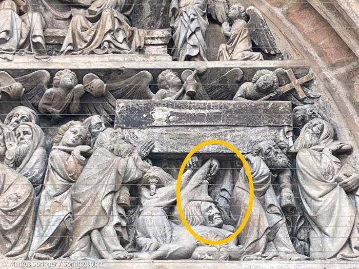 Verkrüppelte Hand am Mariensarg: judenfeindliche Darstellung am Marienportal der Nürnberger Sebalduskirche.