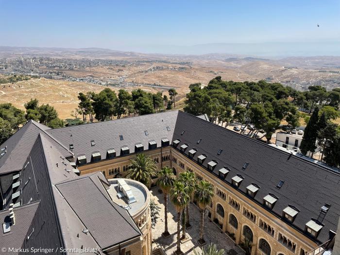 Blick vom Turm der Jerusalemer Himmelfahrtskirche über den Komplex des Auguste-Viktoria-Krankenhauses nach Nordosten in die judäische Wüste und ins Jordantal.