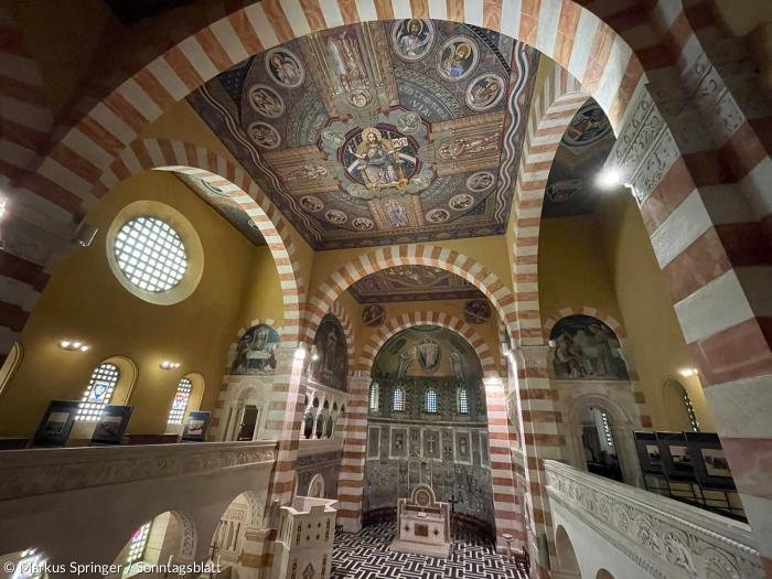 Das Innere der Jerusalemer Himmelfahrtskirche. An der Decke hat sich auch Kaiser Wilhelm II. mit einem Porträt als Apostel Thomas verewigt.