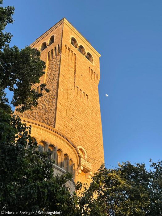 Der Turm der evangelisch-lutherischen Himmelfahrtskirche auf dem Ölberg in Jerusalem.