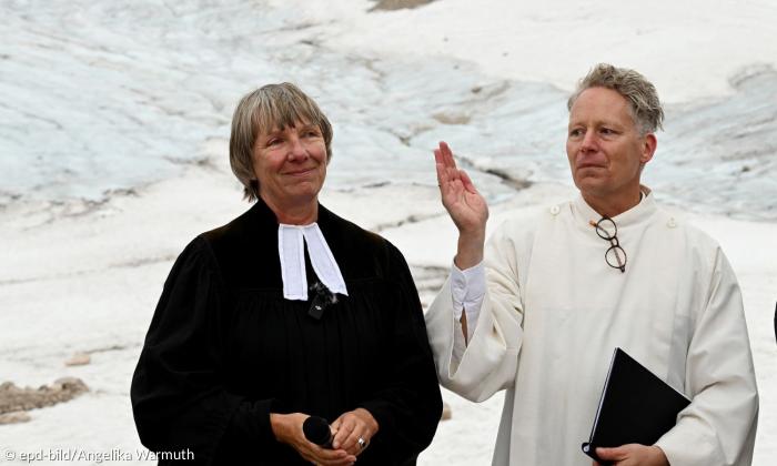 Pfarrerin Ulrike Wilhelm und Pastoralreferent Florian Hammerl; sie trägt einen Talar, er ein weißes langes weißes Gewand.