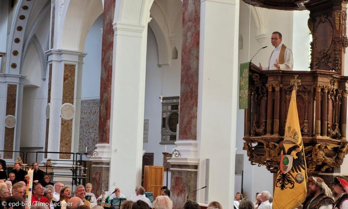 Jesuitenpater Tobias Specker hält auf der Kanzel in der voll besetzten Annakirche die diesjährige Festpredigt zum Friedensfest.