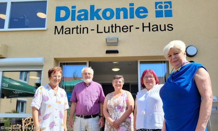 Vier Frauen und ein Mann vor dem Martin-Luther-Haus der Diakonie