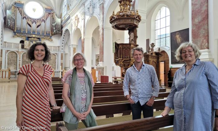 Barbara Jekeli, Brigitte Pischner, Pfarrer Thomas Hegner und Claudia Stöhler sind in der St.Anna Kirche in Augsburg. 
