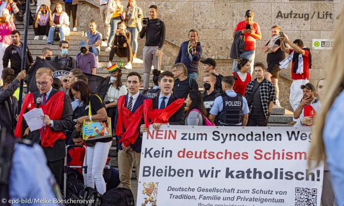 Menschen demonstrieren vor dem Kölner Dom