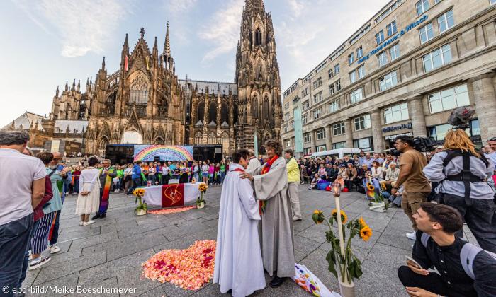 Segnungsgottesdienst für queere Paare vor dem Kölner Dom
