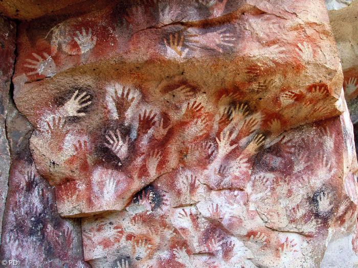 In der »Cueva de las Manos« (Höhle der Hände) im Südwesten Argentiniens haben Menschen vor Jahrtausenden farbige Abbilder ihrer Hände hinterlassen. 829 linken Händen stehen nur 31 rechte gegenüber.