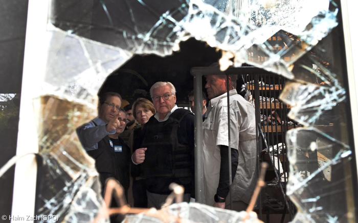 Bundespräsident Frank-Walter Steinmeier ließ sich von Israels Staatspräsident Jitzchak Herzog durch den verwüsteten Kibbuz Beeri führen, wo am 7. Oktober palästinensische Terroristen jeden zehnten Bewohner ermordeten und 50 Menschen verschleppten.