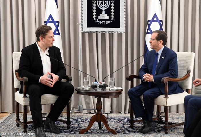 Der Tech-Milliardär und Raumfahrtunternehmer Elon Musk, Herr über das Social-Media-Imperium "X", vormals Twitter, zu Besuch bei Israels Staatspräsident Jitzchak Herzog.