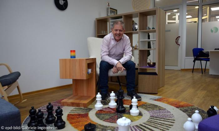 Ein Mann, vor ihm große Schachfiguren