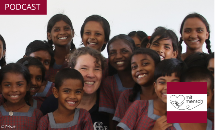 Susanne Pechel mit Schülerinnen in Indien