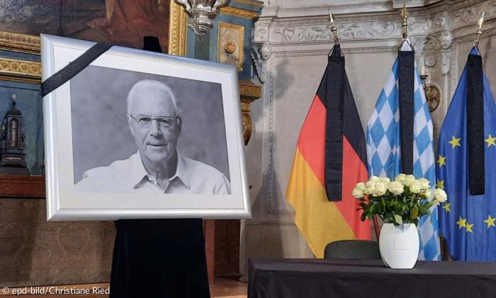 Ein schwarzweiß Bild von Beckenbauer