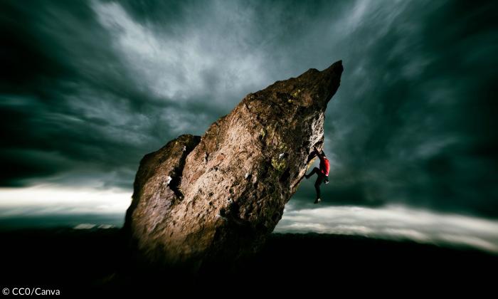 Eine Person klettert auf einen Felsen