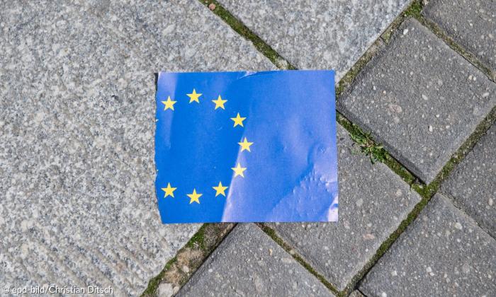 Ein zerrissenes EU-Fähnchen