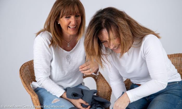 Zwei Frauen lachen zusammen
