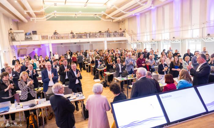 Menschen in einem Saal