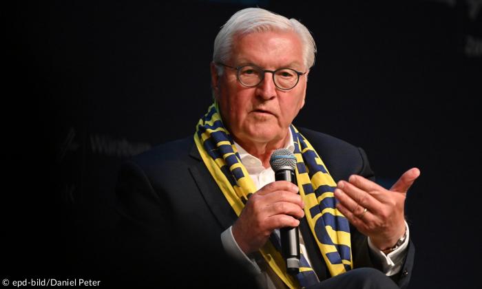 Bundespräsident Frank-Walter Steinmeier spricht ins Mikrofon auf dem Katholikentag