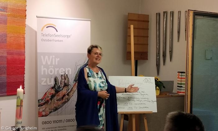 Eine Frau zeigt eine Präsentation