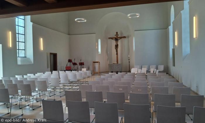 Ein Kircheninnenraum in hellen Farben
