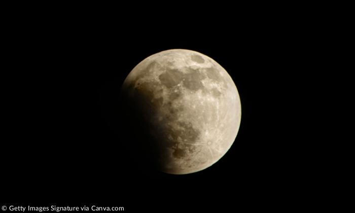Der Mond mit einem Schatten links unten