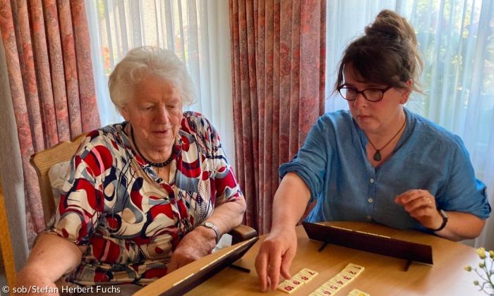 Zwei Frauen spielen ein Spiel