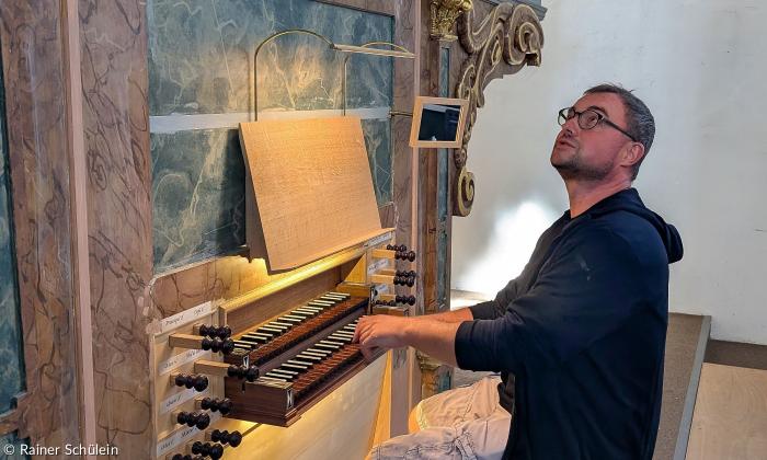 Der Autor Timo Lechner selbst an der Barockorgel in Aufkirchen.