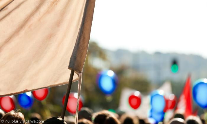 Demonstration mit Fahne