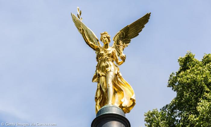Eine goldene Statue mit Flügeln