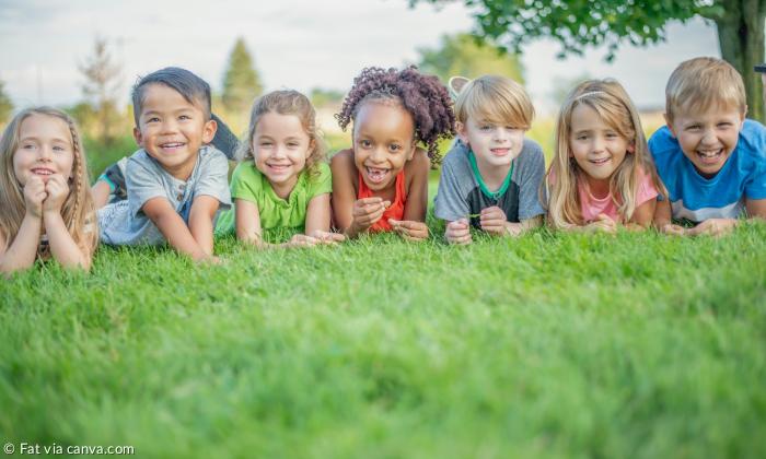 Kindergartenkinder auf einer Wiese