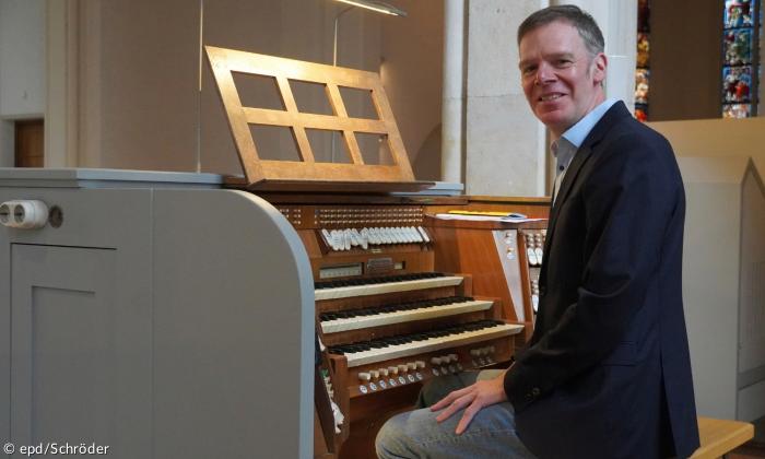 Mann an Orgel