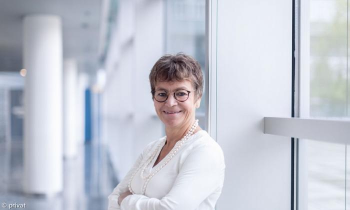 Eine Frau mit verschränkten Armen