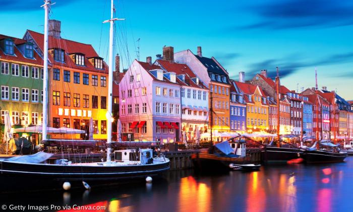 Häuser und Wasser und Segelboote