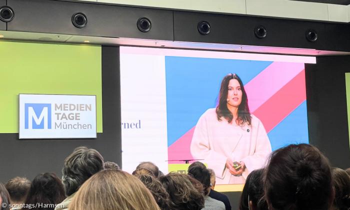 Frau auf einem Podium der Medientage