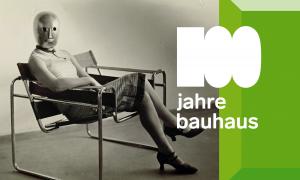 Mit Oskar-Schlemmer-Maske im Marcel-Breuer-Sessel: Das Bauhaus hat in Kunst und Design die Moderne geprägt.