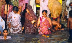 Hindus am Ganges, Varanasi in Indien.