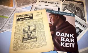Alte und jüngere Ausgaben von Die Gemeinde: Das links daneben liegende »Evangelische Gemein­deblatt war der Vorläufer der Dekanats-Zeitschrift. Er wurde 1921 gegründet.