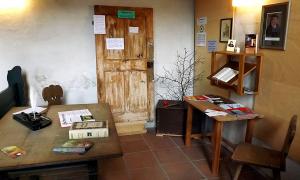 Eine Holztür, Hammer und Nägel liegen bereit: die Lutherstube in der Kirche St. Georg in Markt Nordheim.