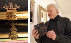 Marl Martz mit Gesangbuch der Ausstellung in Fürth