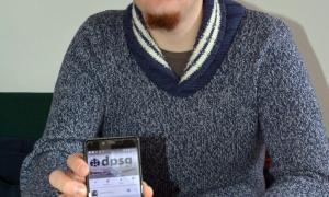 Pfadfinder Frederik Wohlleben aus Nürnberg mit Smartphone