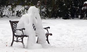 Bangen und Warten: Schneeskulptur zum Kirchenasyl