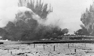 Der »Big Bang« am 18. April 1947 von der Insel Düne aus gesehen: Die Sprengung Helgolands war eine der größten nichtnuklearen Detonationen der Geschichte.