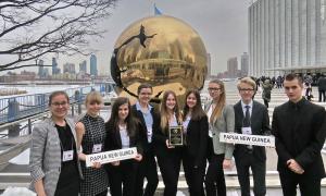 Die Delegation auf dem UN-Gelände mit ihrer interkontinentalen Urkunde (Gold auf Schwarz)