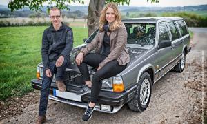 Maurice Descy und Anna-Lena Schmitt und ihr Volvo 740 Baujahr 1987, mit dem sie als Team »Road Addiction« an der Spenden-Rallye »The Baltic Sea Circle 2017« teilnehmen.