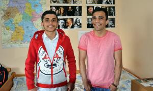 Ramin (links) und Mahmood leben seit einem Jahr in Kallmünz: Ihre Geschichte könnte eine Erfolgsgeschichte der Integration sein. Doch auch sie sind von Abschiebung bedroht. 