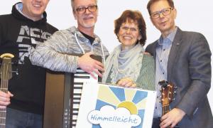 Himmelleicht-Bandleader Thomas Döpfert (rechts) mit drei seiner Musiker: Tom Segl, (Keyboard), René Jung (Bass) und Sängerin Birgit Wolfram.