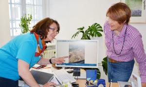 Judith Hartinger (links) und Karin Meißner im Büro der Katastrophenhilfe.