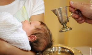 Baby bei der Taufe.