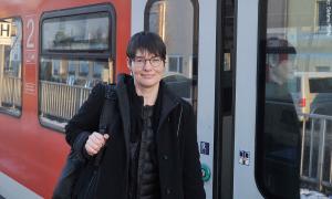 Chorleiterin Sabine Dobbertin verbringt viel Zeit im Zug – und nutzt die Zeit zur Vorbereitung.