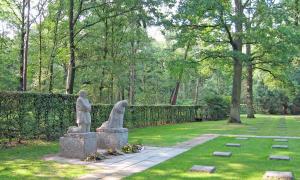 Die Kollwitz-Doppelskulptur »Die trauernden Eltern« auf dem deutschen Soldatenfriedhof im belgischen Vladslo.